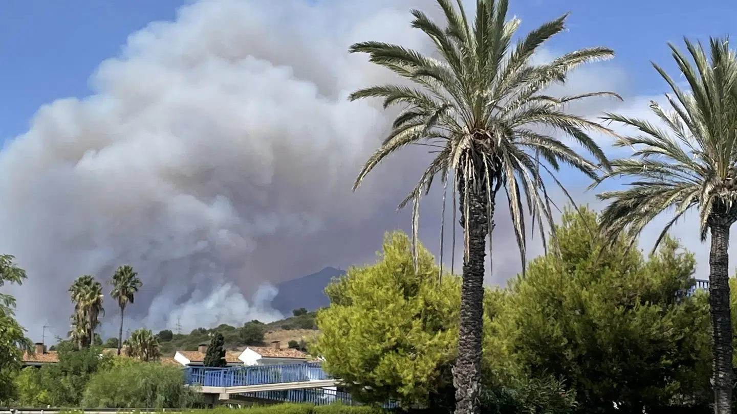 Skovbranden breder sig og efterlader store røgskyer og aske efter sig.