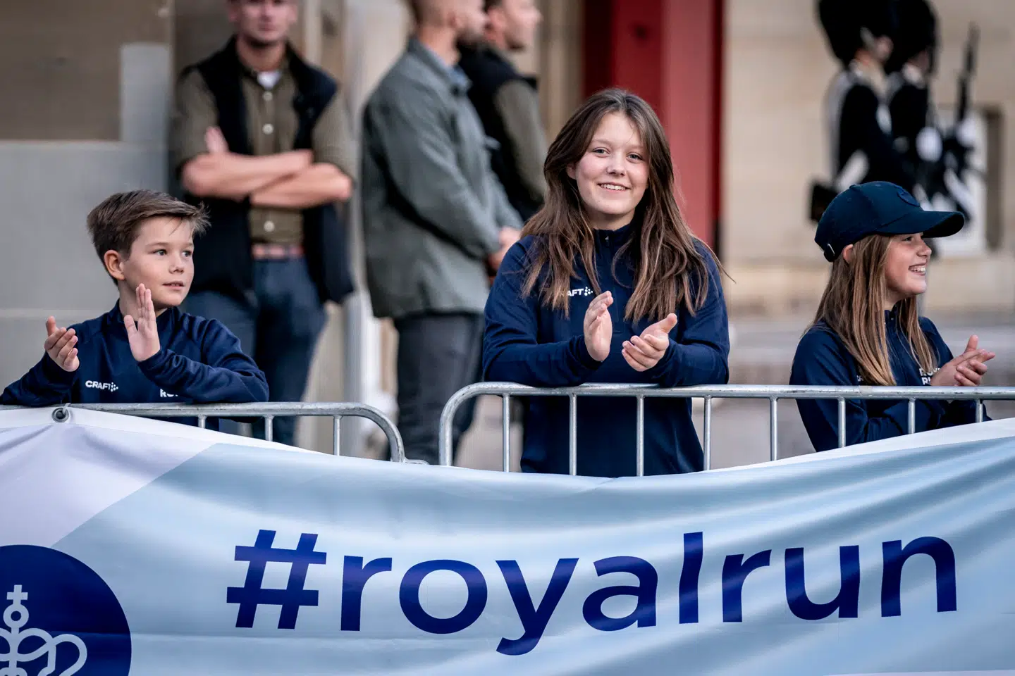 Prins Vincent, prinsesse Isabella og prinsesse Josephine venter på at kronprinsen kommer i mål i forbindelse med at han løber 10 km under Royal Run i København og på Frederiksberg, søndag den 12. september 2021.