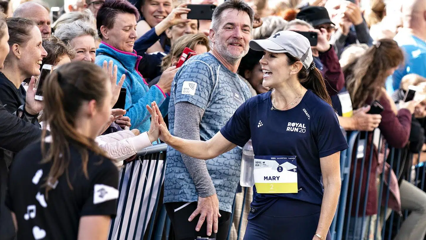 Kronprinsesse Mary havde overskud til high fives, da hun selv havde passeret målstregen til Royal Run i Aalborg.