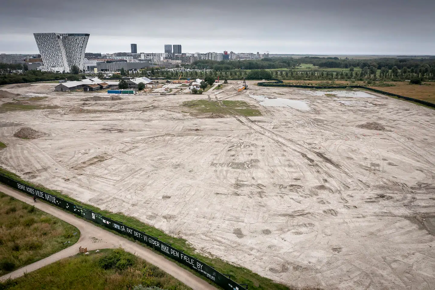 Endnu et kapitel i den langvarige saga om byggeriet på Amager Fælled i København blev tilføjet mandag formiddag, hvor Dansk Folkeparti i hovedstaden nu trækker sig fra aftalen. Arkivfoto.