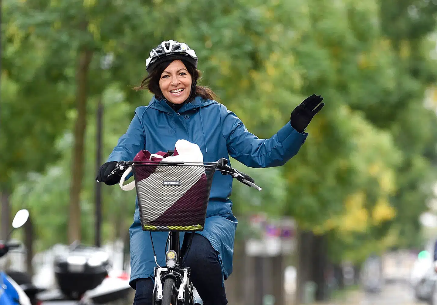 Anne Hidalgo ankommer til Bastille-pladsen i forbindelse med en bilfri dag. Onde tunger vil dog vide, at borgmesteren kun tager cyklen ved sådanne officielle lejligheder. Til daglig er hun ikke meget for at trampe i pedalerne.