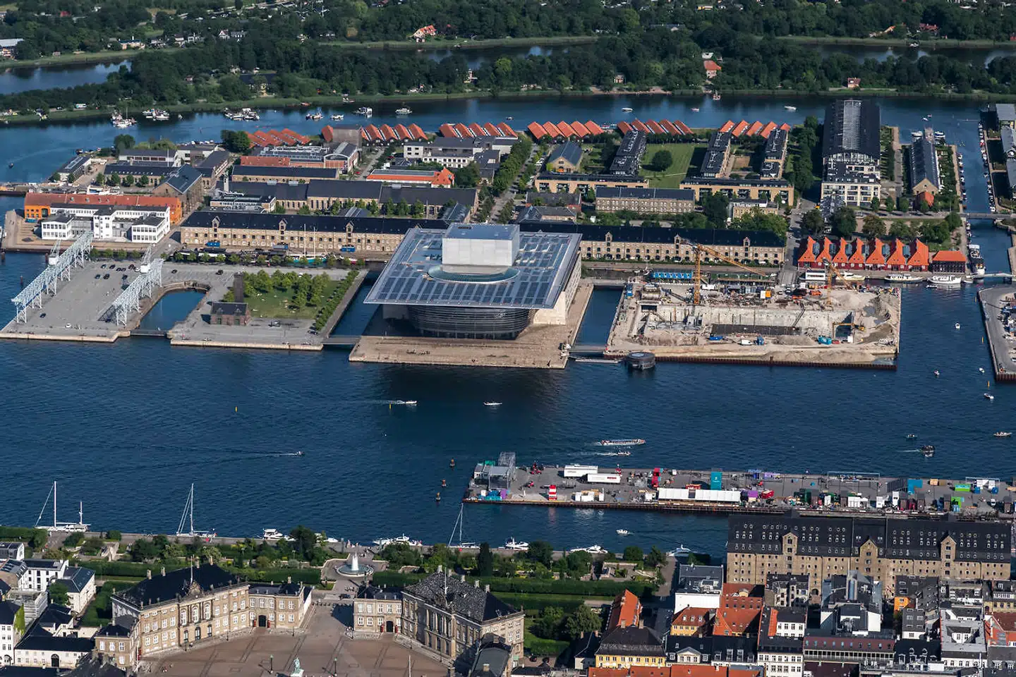 En lejlighed nær Operahuset i København er blevet solgt for en rekordstor sum på 30 millioner kroner.