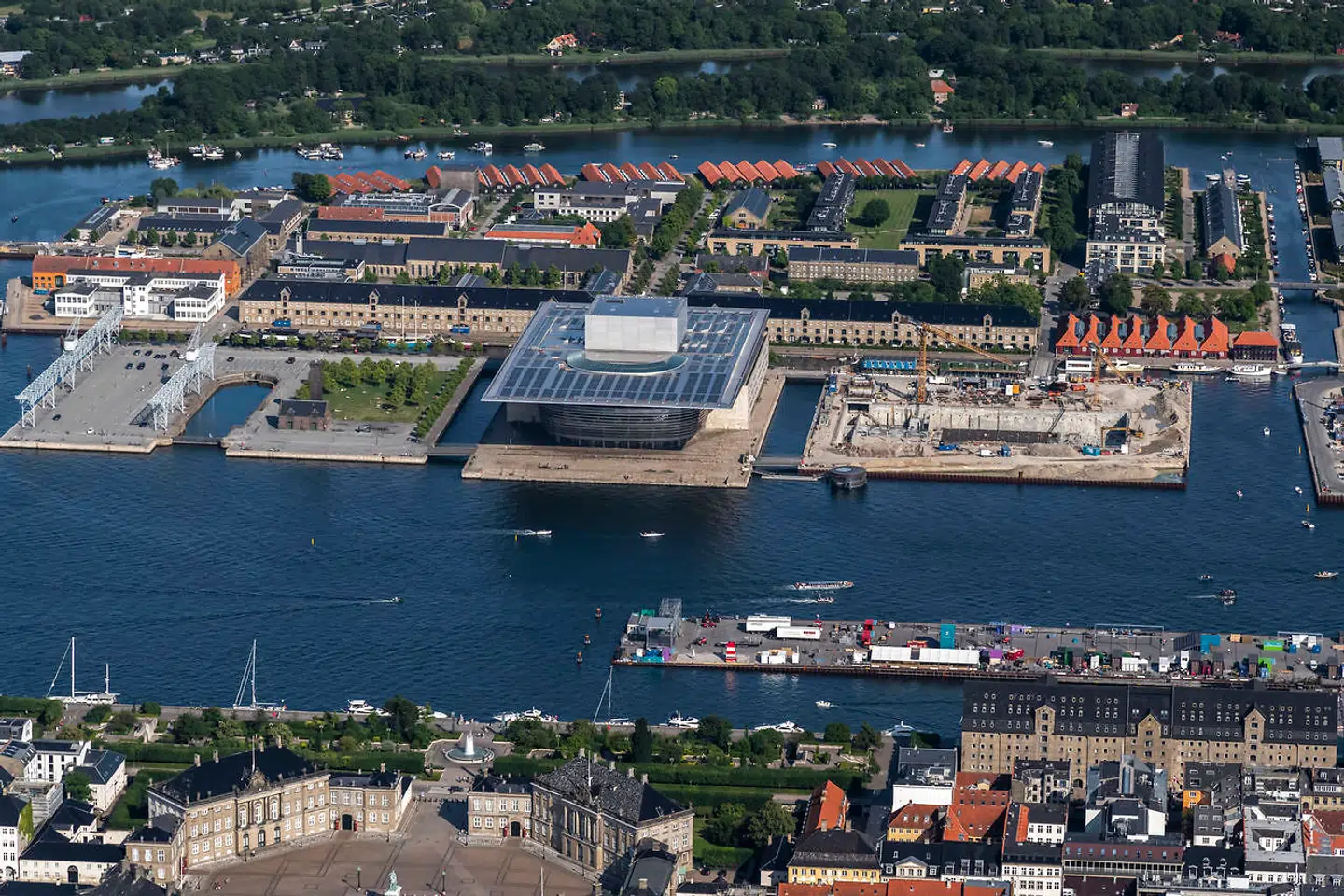 En lejlighed nær Operahuset i København er blevet solgt for en rekordstor sum på 30 millioner kroner.