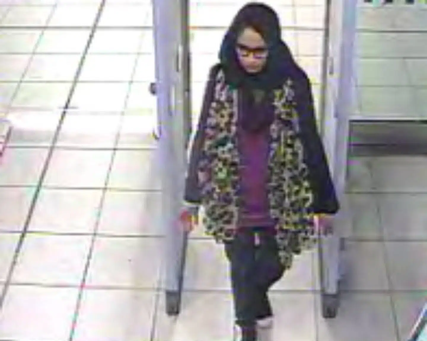 Sådan så det ud, da den dengang 15-årige Shamima Begum forlod Storbritannien for at tage til Syrien i 2015. Foto: London Metropolitan Police / Ritzau Scanpix