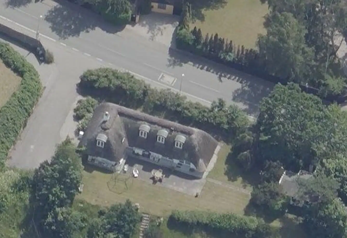 På Villingebæk Strandvej i Dronningmølle ligger Rigmor Zobel og Jesper Ravns nyindkøbte bolig. Foto: Skraafoto