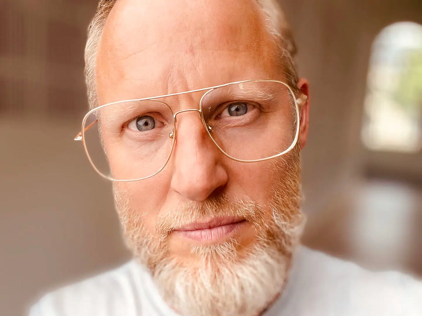 Las Bonde er uddannet fotograf fra Den Danske Filmskole i 2003. Han har blandt andet filmet dokudramaserier til DR som »Frederik IX«, »Historien om Danmark« og »Store danske videnskabsfolk«.