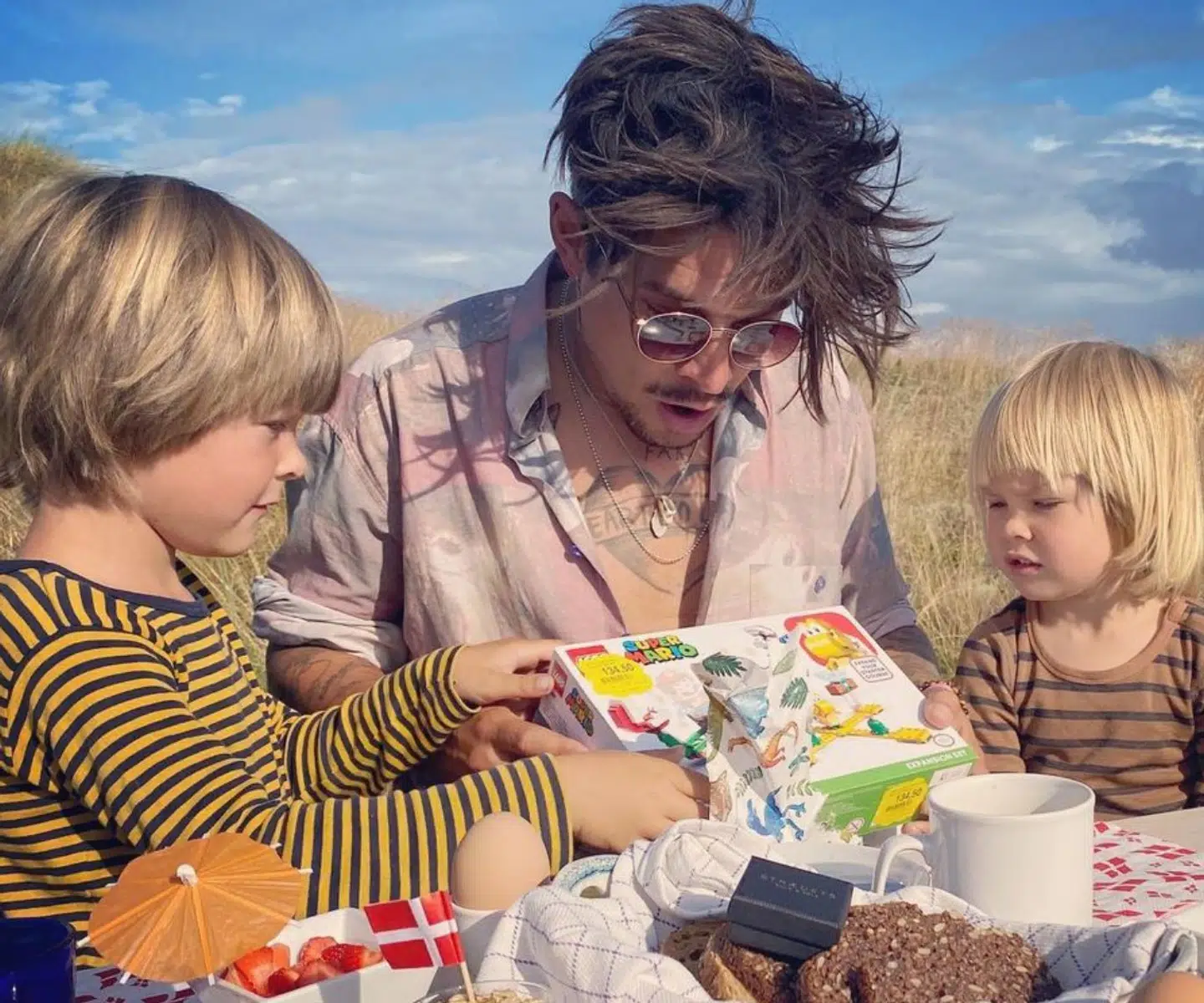 Mattias Hundebøll har sønnerne Carl-Egon på 5 år og Ejner Bob på 3 år. Med begge sønner gik han på utraditionel barsel. Den ældste var han hjemme hos i ti måneder for egen regning, mens han gik ned til deltidsarbejde i to år med den yngste.