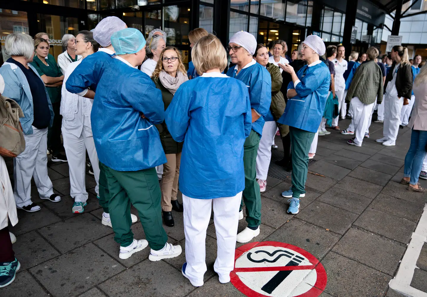 Sygeplejersker på Aalborg Universitetshospital, Sygehus Syd, har forladt arbejdet og er samlet foran hovedindgangen, torsdag morgen 16. september 2021.