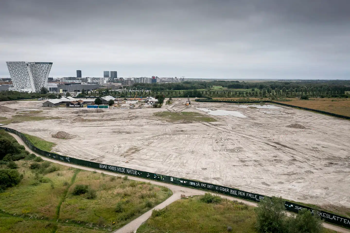 »I min optik er By & Havn-modellen, som Lærkeslette-byggeriet er født ud af, selve ur-kilden til, at vores kommune ofte drives så kulsort,« skriver Emil Sloth Andersen.