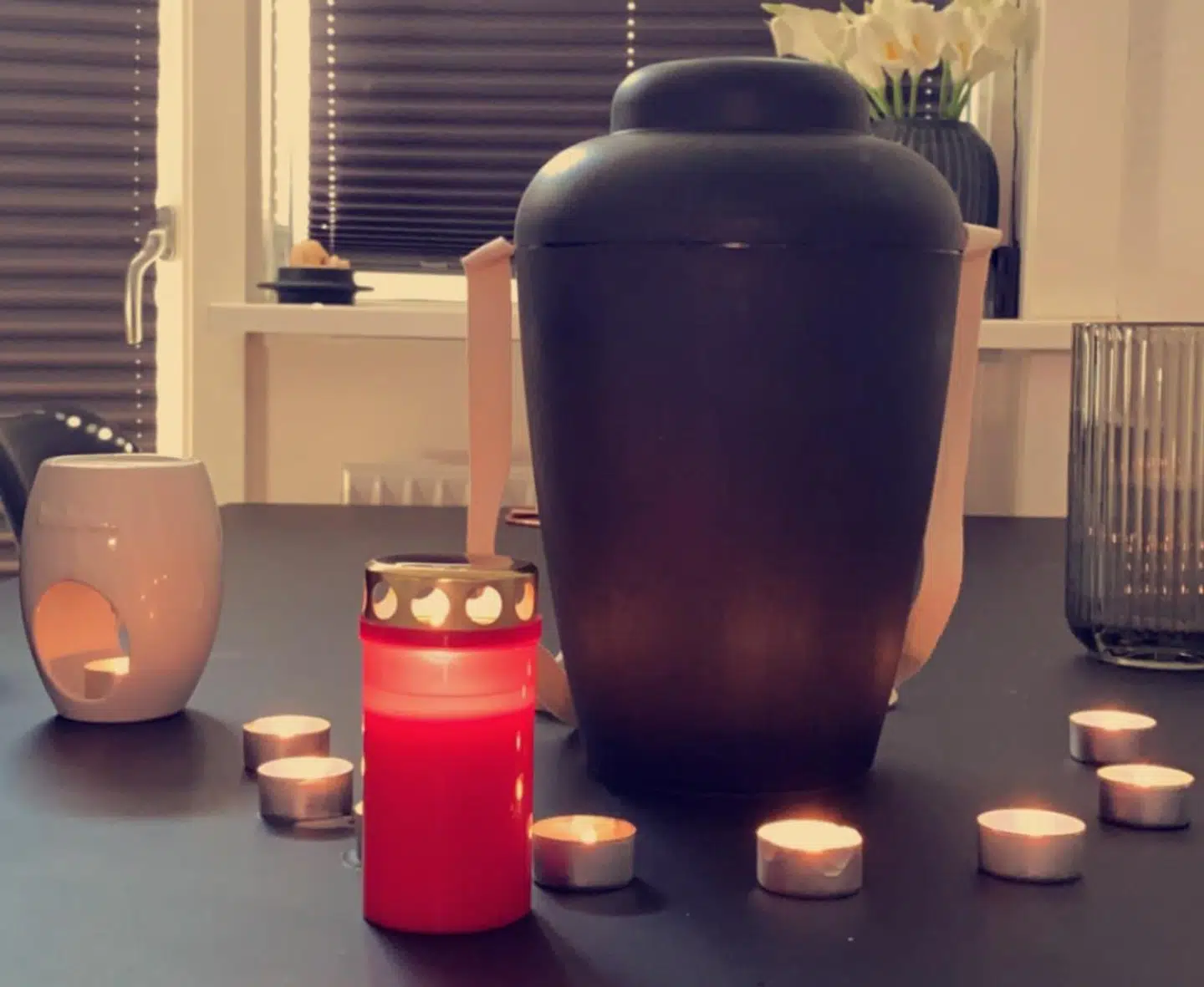 Da Freja blev fundet død på sit værelse, havde personalet ikke været i kontakt med hende i cirka 14 timer. Ingen på bostedet havde undret sig over, at hun hverken dukkede op til morgenmad eller frokost.