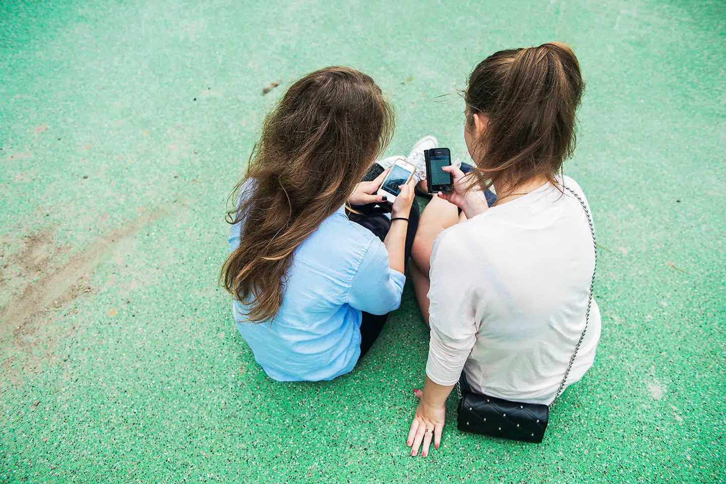 Børneorginasationer og Politiet opfordrer forældre til at følge med i deres børns digitale liv og tale åbent om, hvad der er okay, og hvad der ikke er.