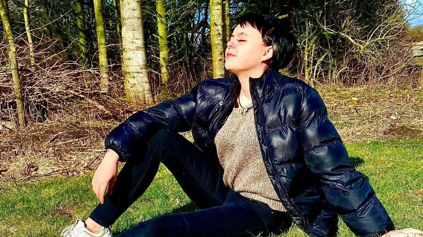 Freja havde aldrig klaret sig godt hverken fagligt eller socialt i skolen. Det blev ikke nemmere, jo ældre hun blev. Hun havde svært ved at fastholde uddannelse, og det lykkedes aldrig med de behandlingstilbud, som hun blev præsenteret for af Ringkøbing-Skjern Kommune.