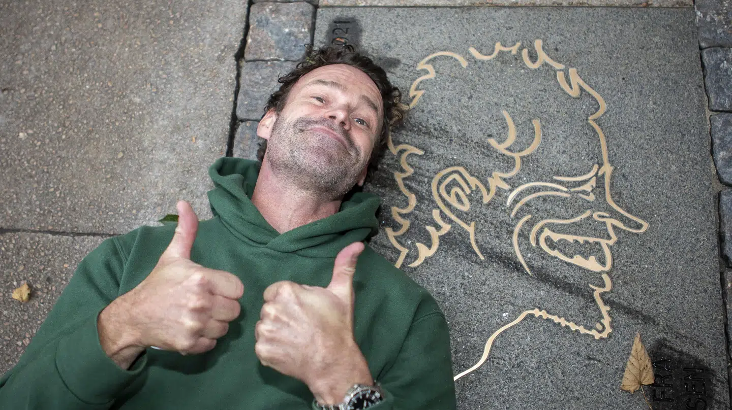 Mick Øgendahl er blevet hædret med en flise på Frederiksberg Allé.