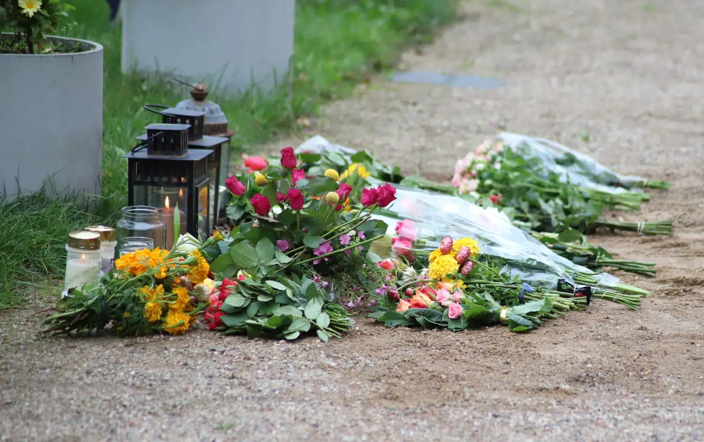 Blomster fra gerningsstedet, hvor en 41-årig kvinde blev dræbt. Foto: Presse-fotos.dk