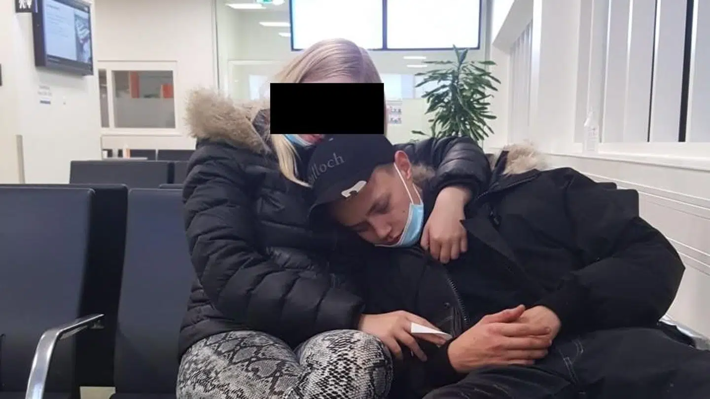 Noah på skadestuen med sin kæreste, der har ønsket at være anonym.