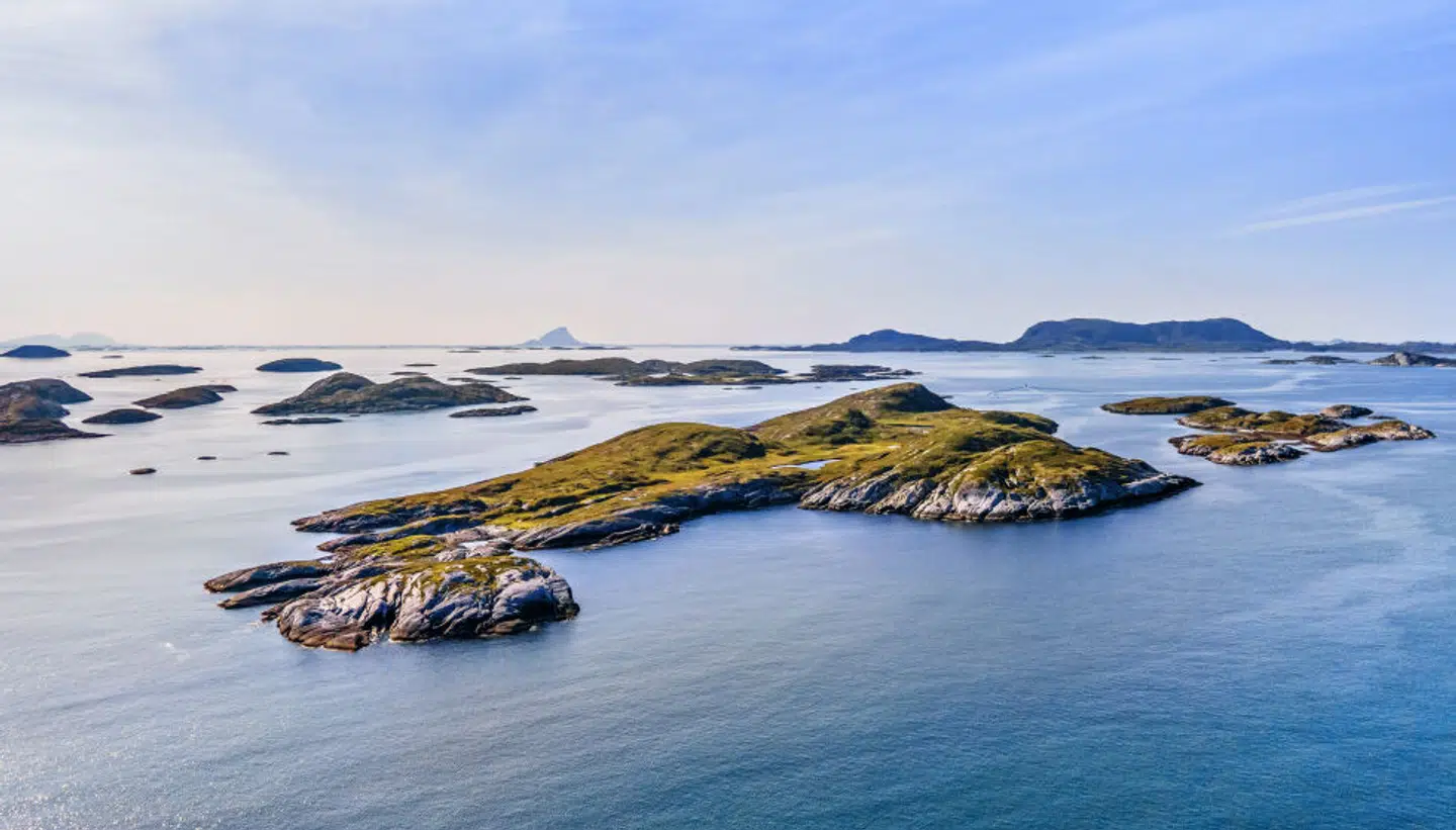 Øen har beliggenhed langs den norske vestkyst. Den har en størrelse på 280 tønder land.
