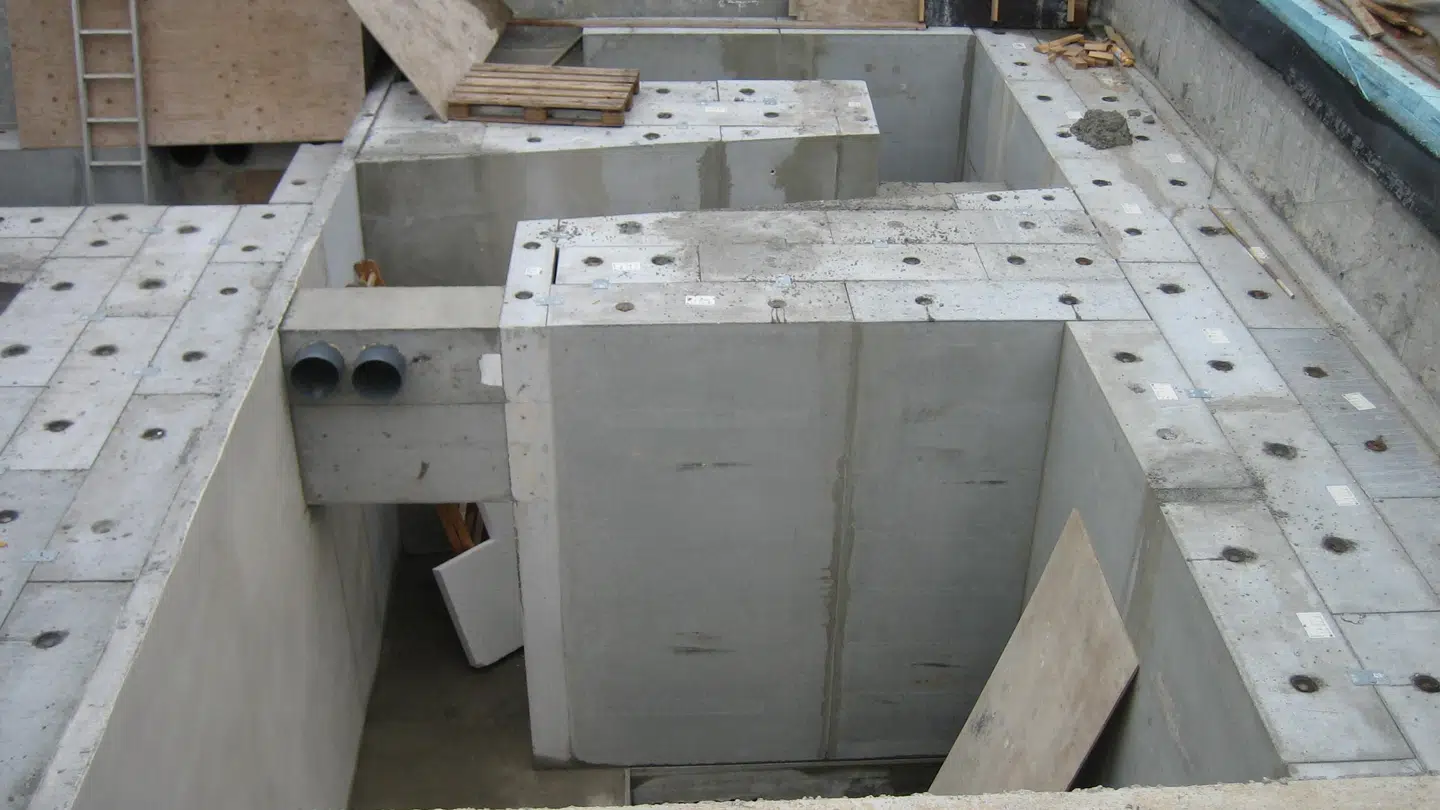 Her er nedgangen til bunkeren. Billedet er taget da de to cyklotroner blev hejst ned i bunkeren i sin tid.