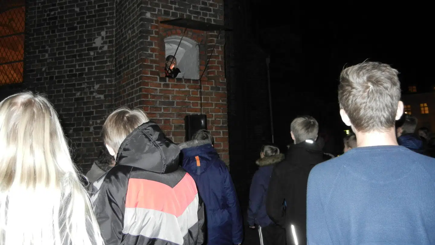 På billedet ses et udendørs konfirmandtræf, hvor den udvendige prædikestol blev taget i brug. Privatfoto.