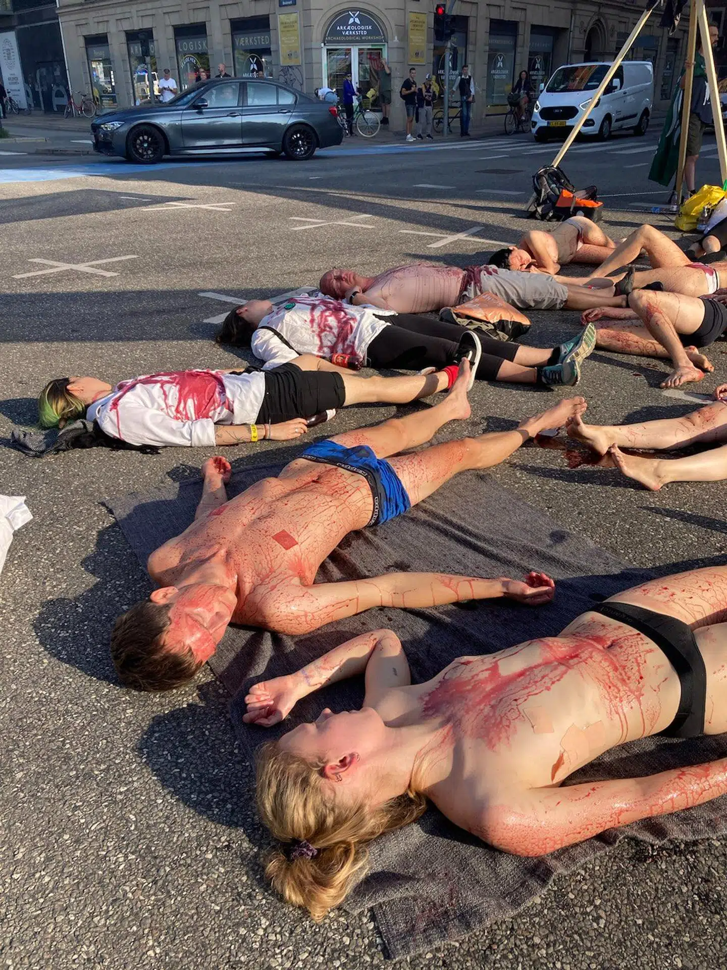 Demonstranter halvnøgne og indsmurt i 'blod'. Foto: Extinction Rebellion.