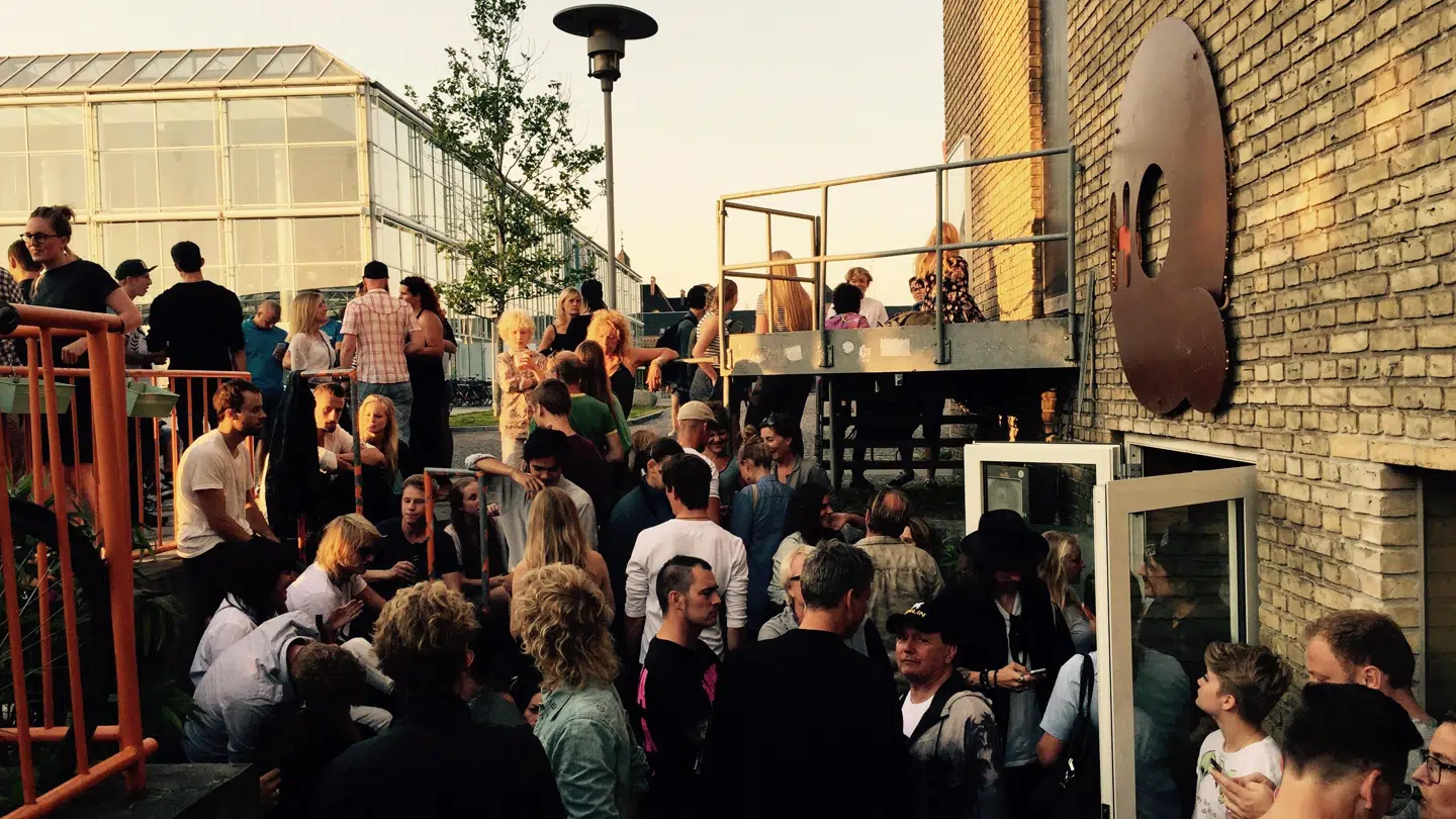 HeadQuarters ligger overfor musikhuset i Aarhus. Før corona var der liv og glade dage i kælderen.