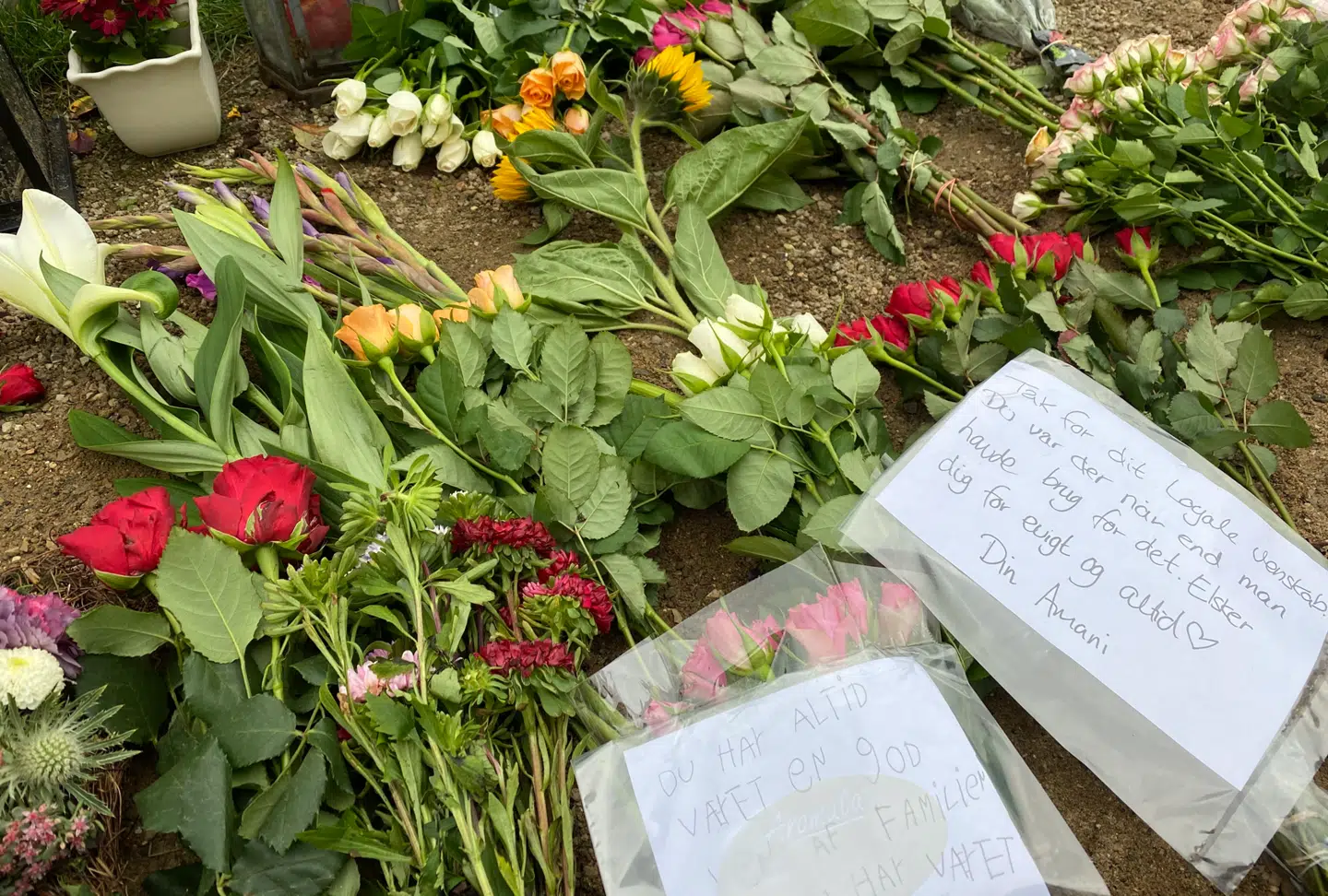 Blomster, lys og beskeder lagt til ære for den dræbte.