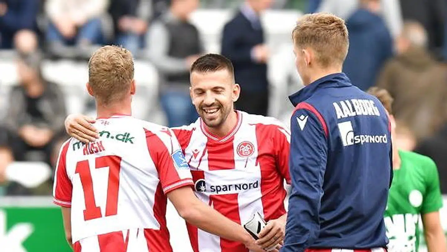 Alexander Trajkovski(i midten), AaBs nordmakedonske landsholdsspiller, var med i slutfasen mod Viborg og kunne derfor juble over Kasper Kusks matchwinner-mål.
