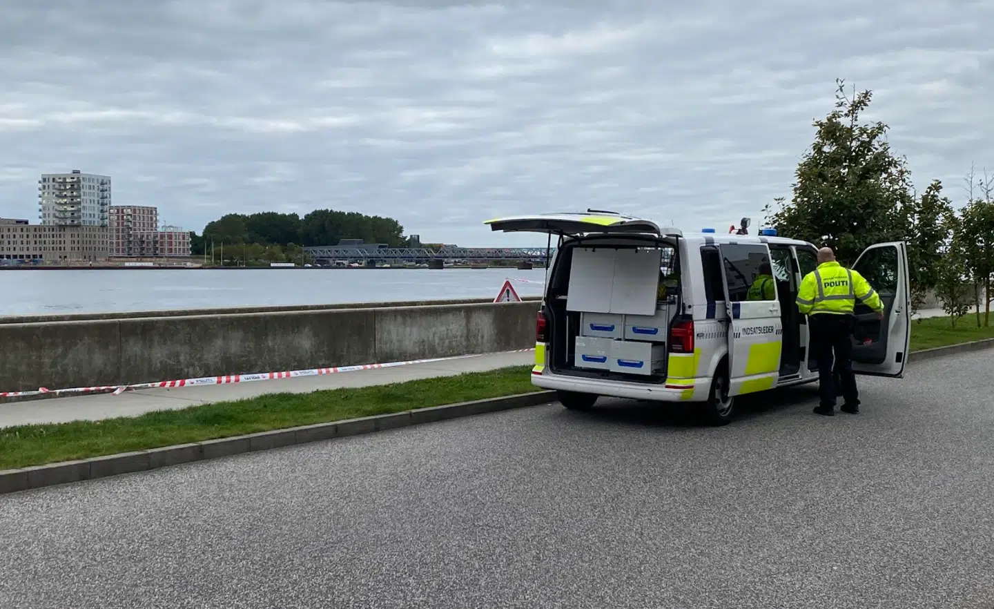Flere betjente har undersøgt et område ved Limfjorden.