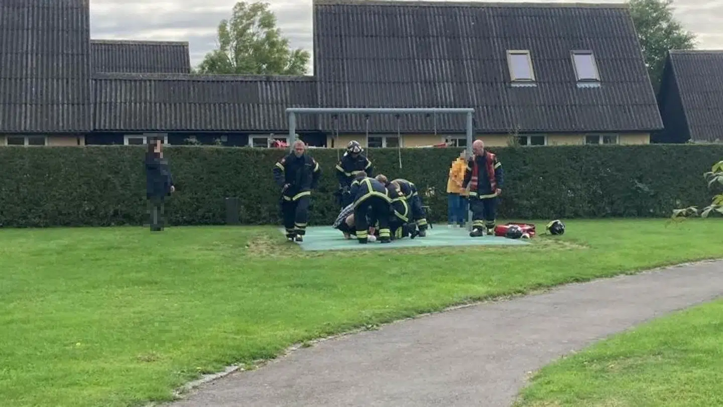 Drengen blev skåret fri og efterfølgende kørt til hospitalet.