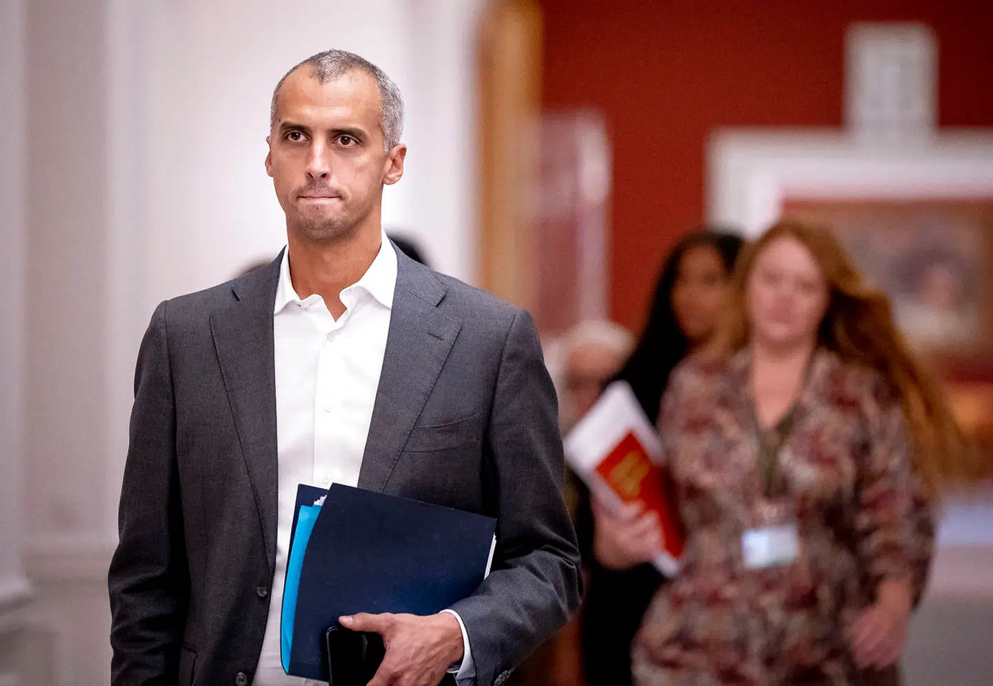 Mandag var udlændingeminister Mattias Tesfaye (S) på besøg ved udrejsecentret Kærshovedgård, hvor han fik overrakt en indsamling af 900 underskrifter fra lokale borgere, der havde en række krav til ham.