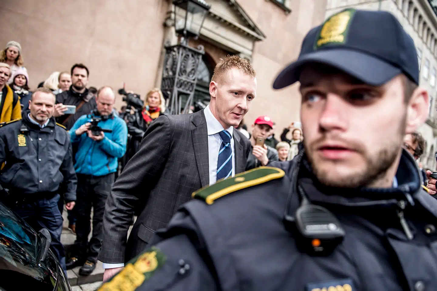 Foran Københavns Byret. På billedet i midten ses Anklager Jakob Buch-Jepsen.