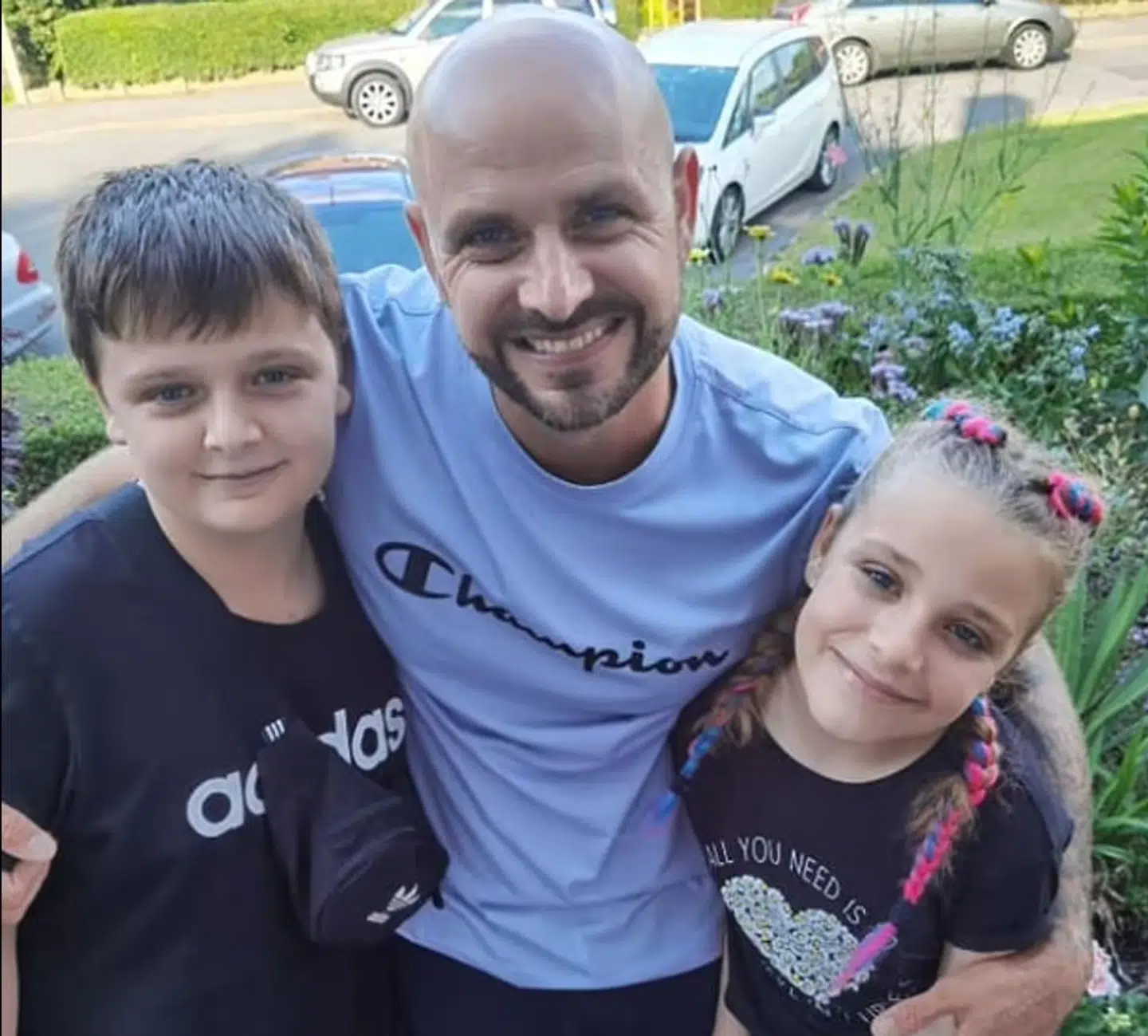 Faren med sine to børn. Begge hans børn blev brutalt dræbt under et sleepover.