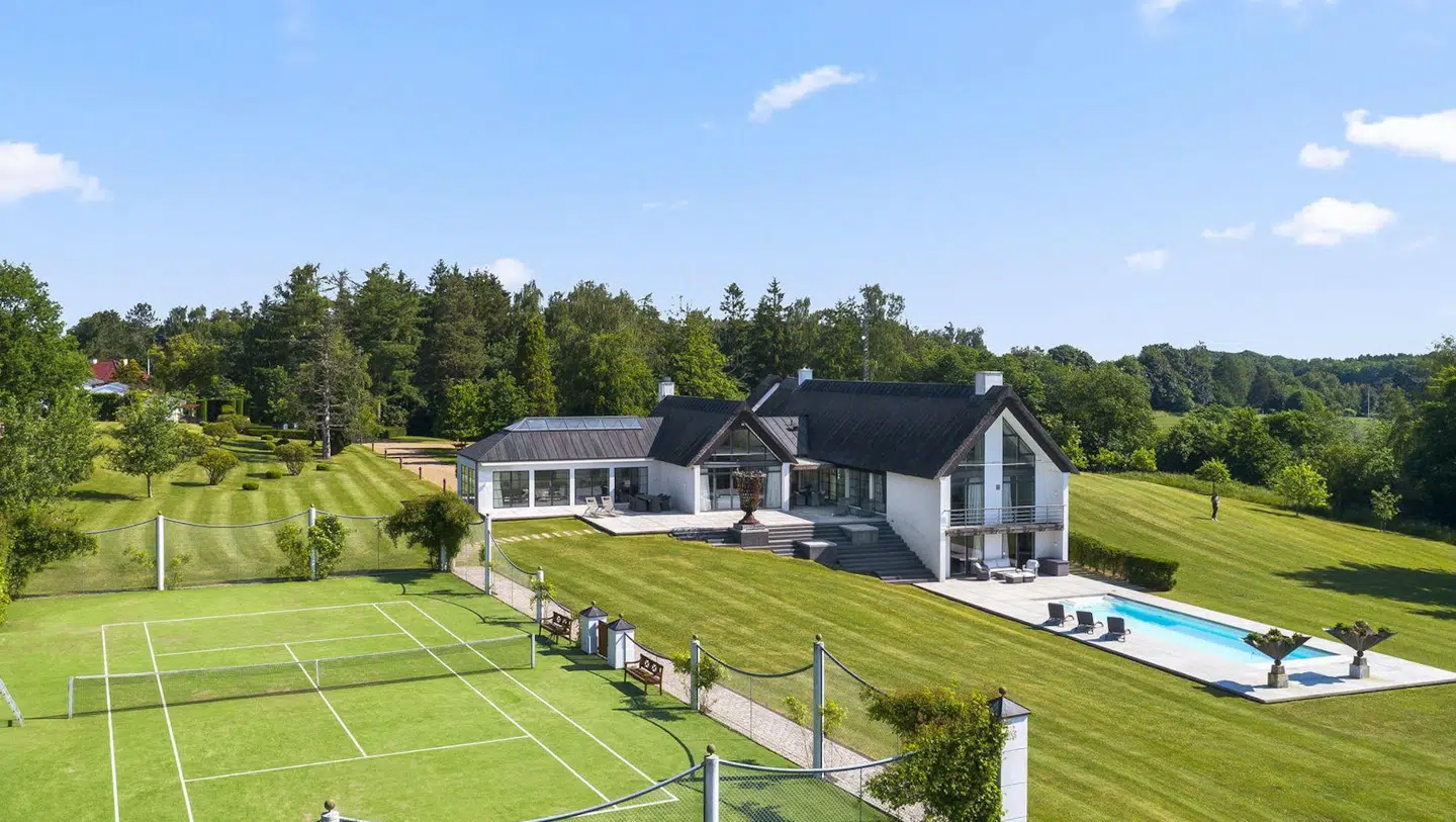 Ejendommens hovedhuse ligger er 318 kvadratmeter.