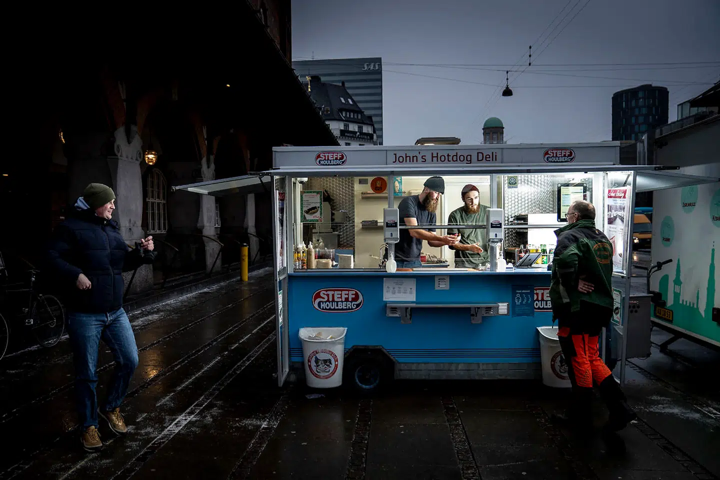En af de relativt få pølsevogne, der er tilbage i København – eller hotdog deli, som den hedder ved Hovedbanegården.