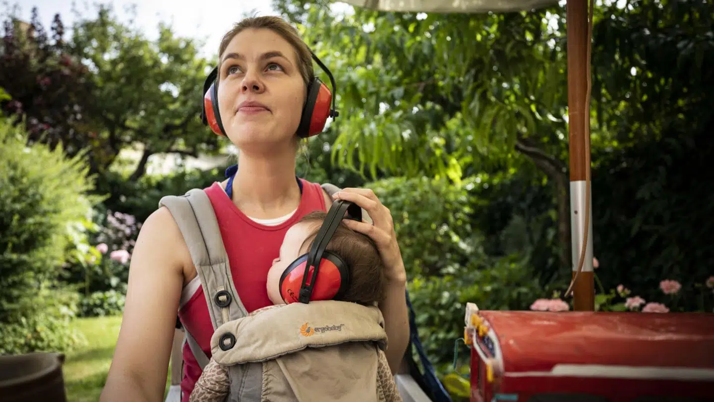 Når Henrik Ledet har gæster på besøg, får de et par høreværn, så de kan holde ud at være i lejligheden.