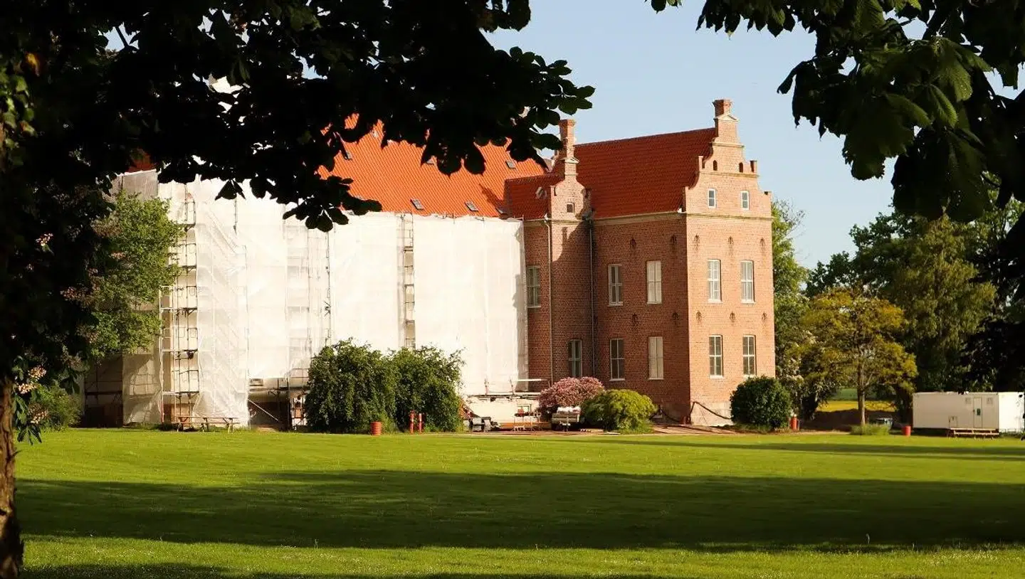 Skovsbo Gods syd for Kerteminde kommer fremover til at danne rammen om Thomas og Signe Kirk Kristiansens liv.