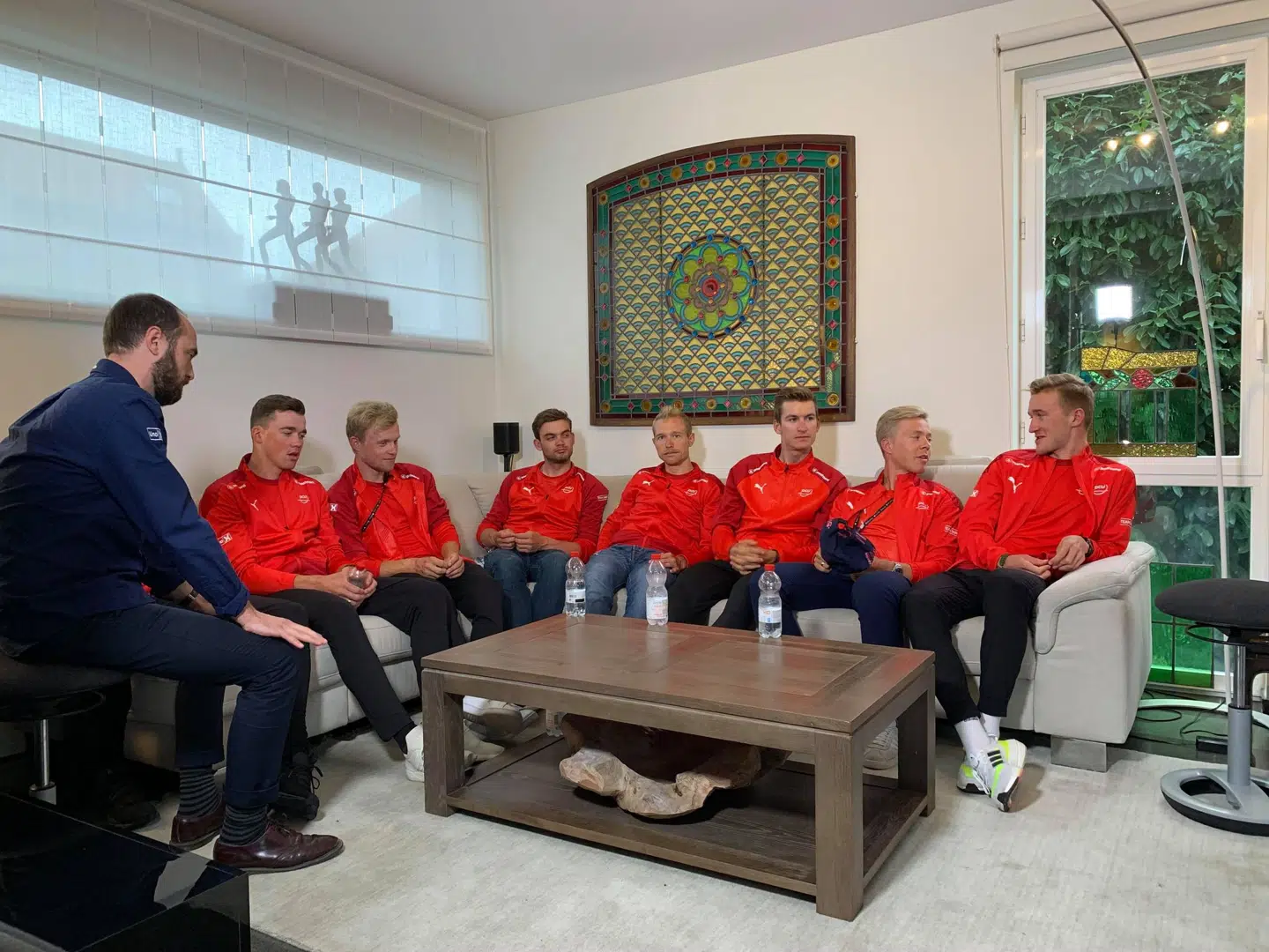 Det danske herrelandshold har sjældent set så stærkt ud som ved årets VM. Fra venstre til højre Anders Lund (landstræner), Mads Pedersen, Mads Würtz Schmidt, Kasper Asgreen, Magnus Cort, Mikkel Honoré, Michael Valgren og Mikkel Bjerg. Andreas Kron sidder bag ved den danske landstræner.