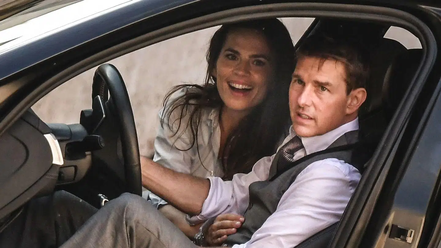 Her ses Tom Cruise og Hayley Atwell under optagelserne til 'Mission Impossible'.