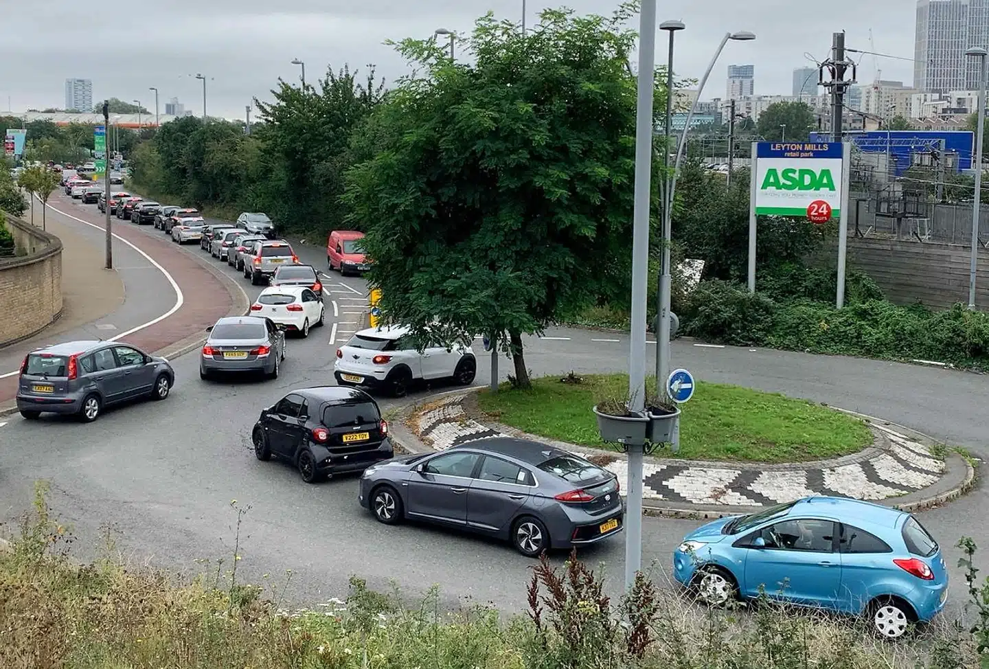 Hamstring af brændstof skaber trafikkaos og lange køer i Storbritannien.