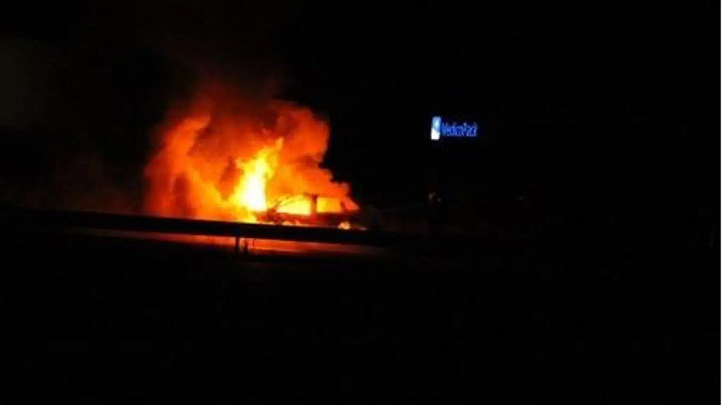 Store flammer stod ud fra en bil på Fynske Motorvej natten til søndag. Foto: Presse-Fotos.dk