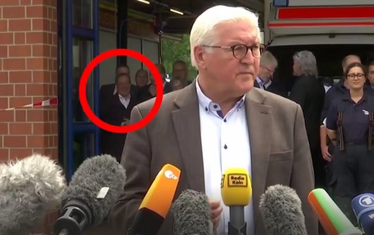 Den tyske forbundspræsident ses i baggrunden af pressemødet.