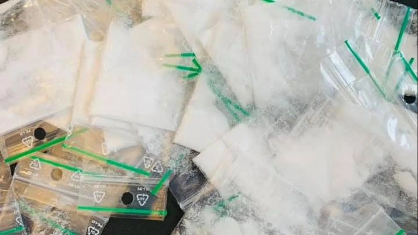 På Mændenes hjem på Vesterbro uddeler medarbejderne bikarbonat i små, gennemsigtige poser i håbet om, at misbrugerne vil tilberede stoffer i dét frem for i salmiakspiritus.