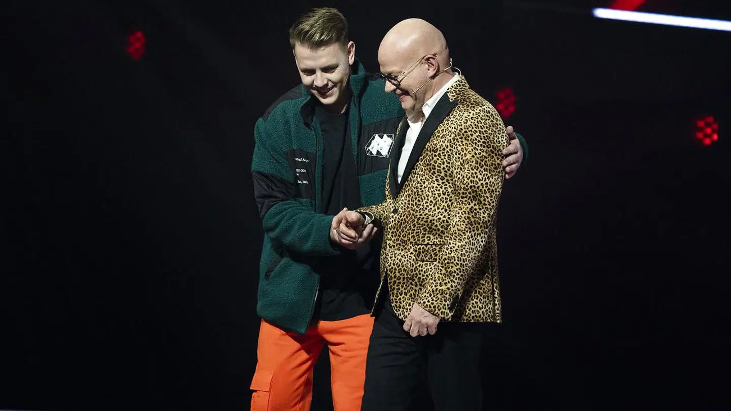 Sidste år begyndte bromancen at spirre mellem Martin Jensen og Thomas Blachman, der lærte hinanden at kende gennem 'X Factor 2021'. Her blev det en fast joke for 29-årige Martin Jensen at drille den 58-årige dommerveteran med hans alder, blandt andet som her ved at eskortere ham ned til sin plads ved dommerbordet.