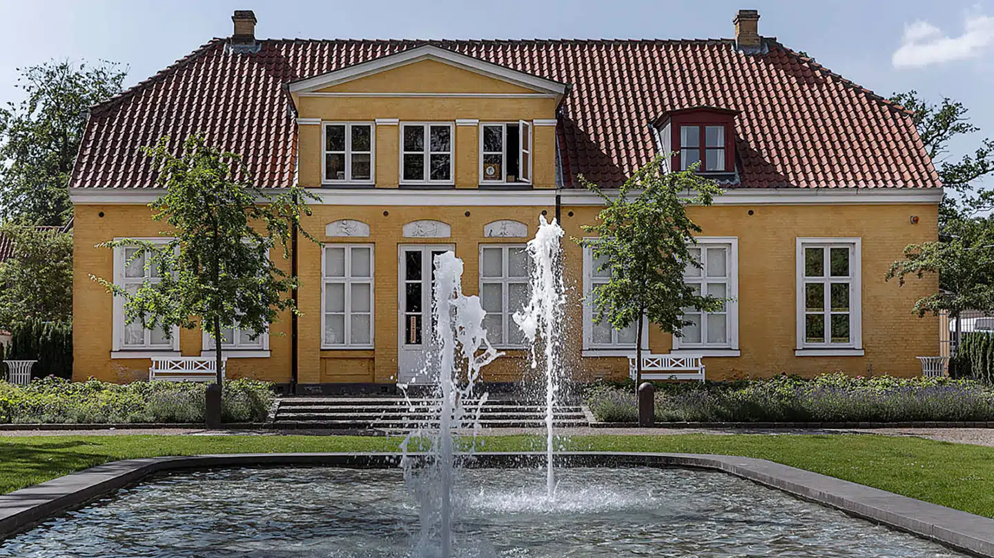 Riises Landsted er fra 1860 blev renoveret i 2005. Derfor er bygningen i god stand.