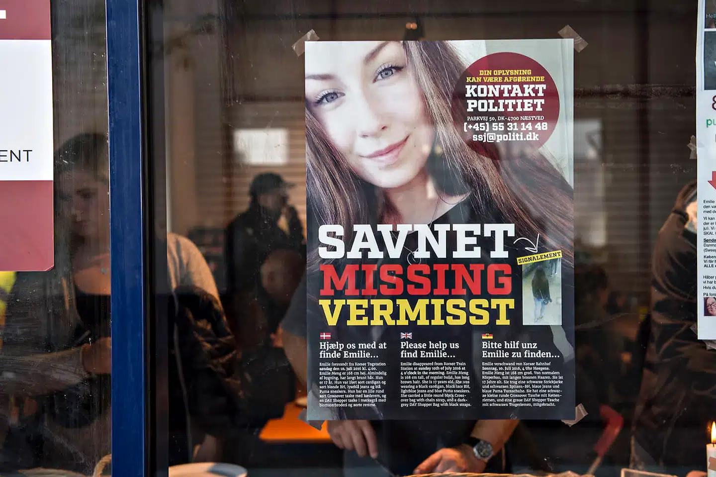 Efterlysningsplakat med den savnede Emilie Meng. Emilie Meng blev sidst set i live på Korsør Station 10. juli 2016. Fem en halv måned senere blev hun fundet dræbt i en sø ved Regnemarks Bakke nær Borup.