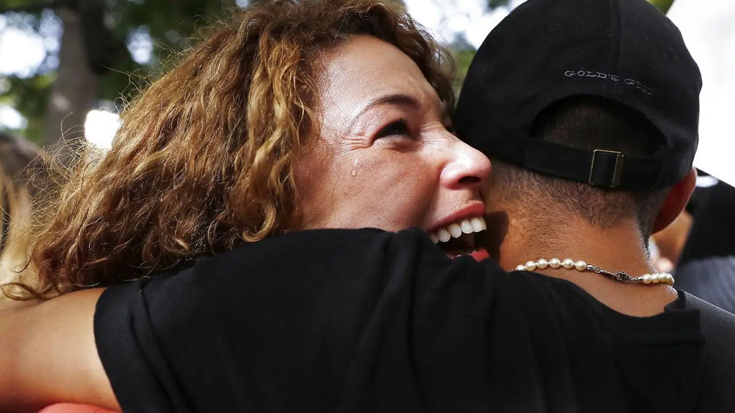 Det har skabt et 'giftigt miljø,' at Britney Spears har haft sin far som værge gennem 13 år, sagde dommeren i forbindelse med sin afgørelse. Her ses en af de mange lykkelige fans foran retsbygningen i Los Angeles - oven på nyheden om, at Britney Spears' far fjernes som værge.