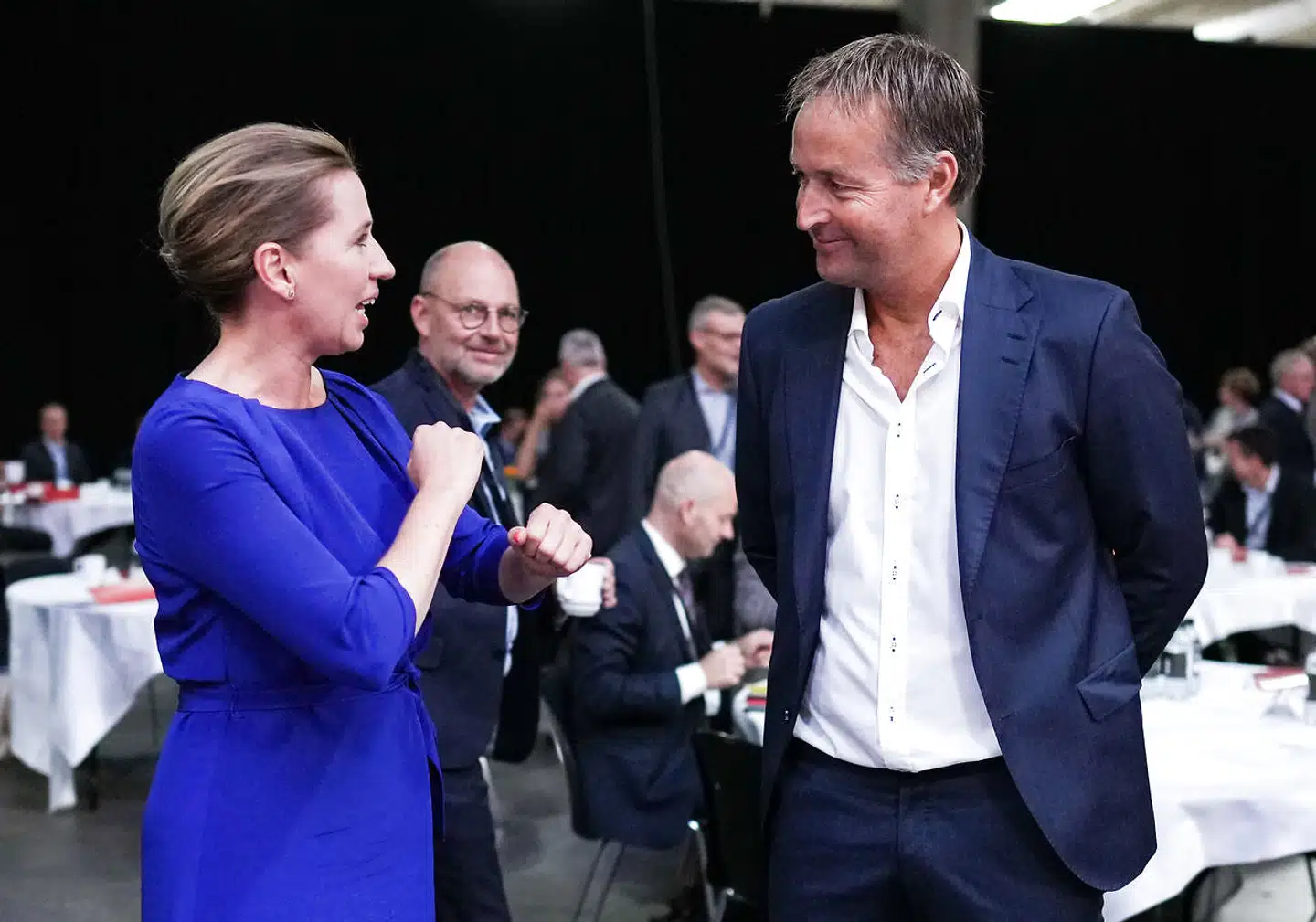 Landstræner Kasper Hjulmand har på godt en måned været en af hovedtalerne på to af landets største politiske arrangementer for at fortælle, hvordan fodbold og idræt i hans øjne kan forbedre samfundet. Her er han fotograferet sammen med statsminister Mette Frederiksen (S) ved regeringens konference om fremtidens Danmark, der blev afholdt i Fredericia i slutningen af august.