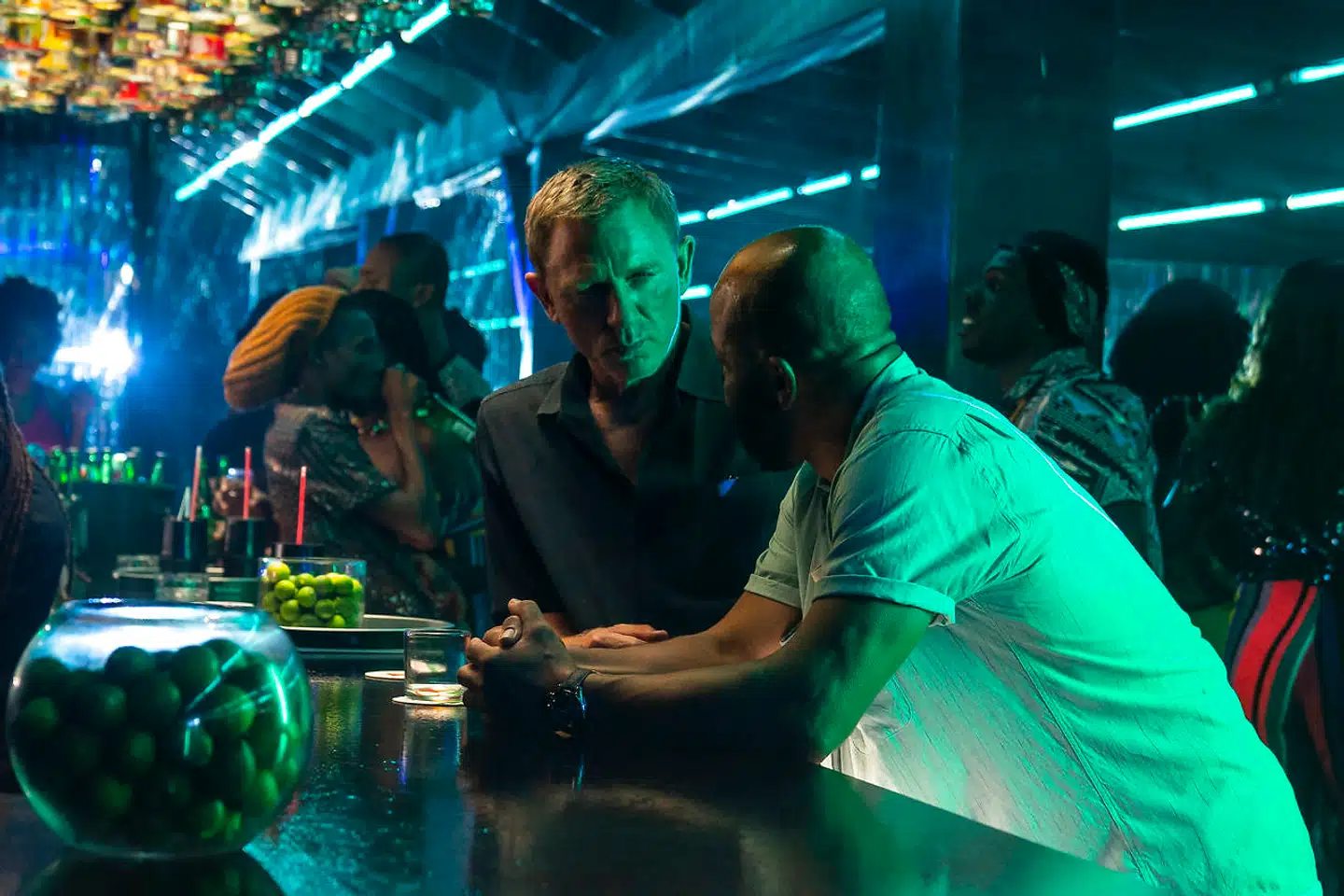 James Bond (Daniel Craig) på en bar i den del af No Time to Die, der foregår i Jamaica.