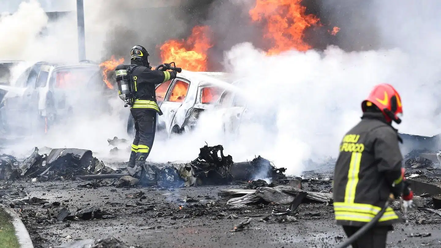 Brandfolk kæmper med at slukke ilden.