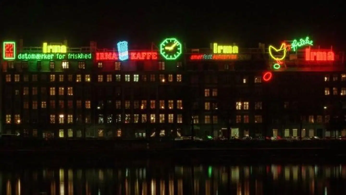 IRMA-HØNEN VED SORTEDAMSSØEN ER FRA 1936, DEN LÆGGER CA. 1.112.580 ÆG OM ÅRET. IRMA KAFFEPOSEN OG UNIBANKS ENHJØRNING ER KOMMET TIL SENERE.