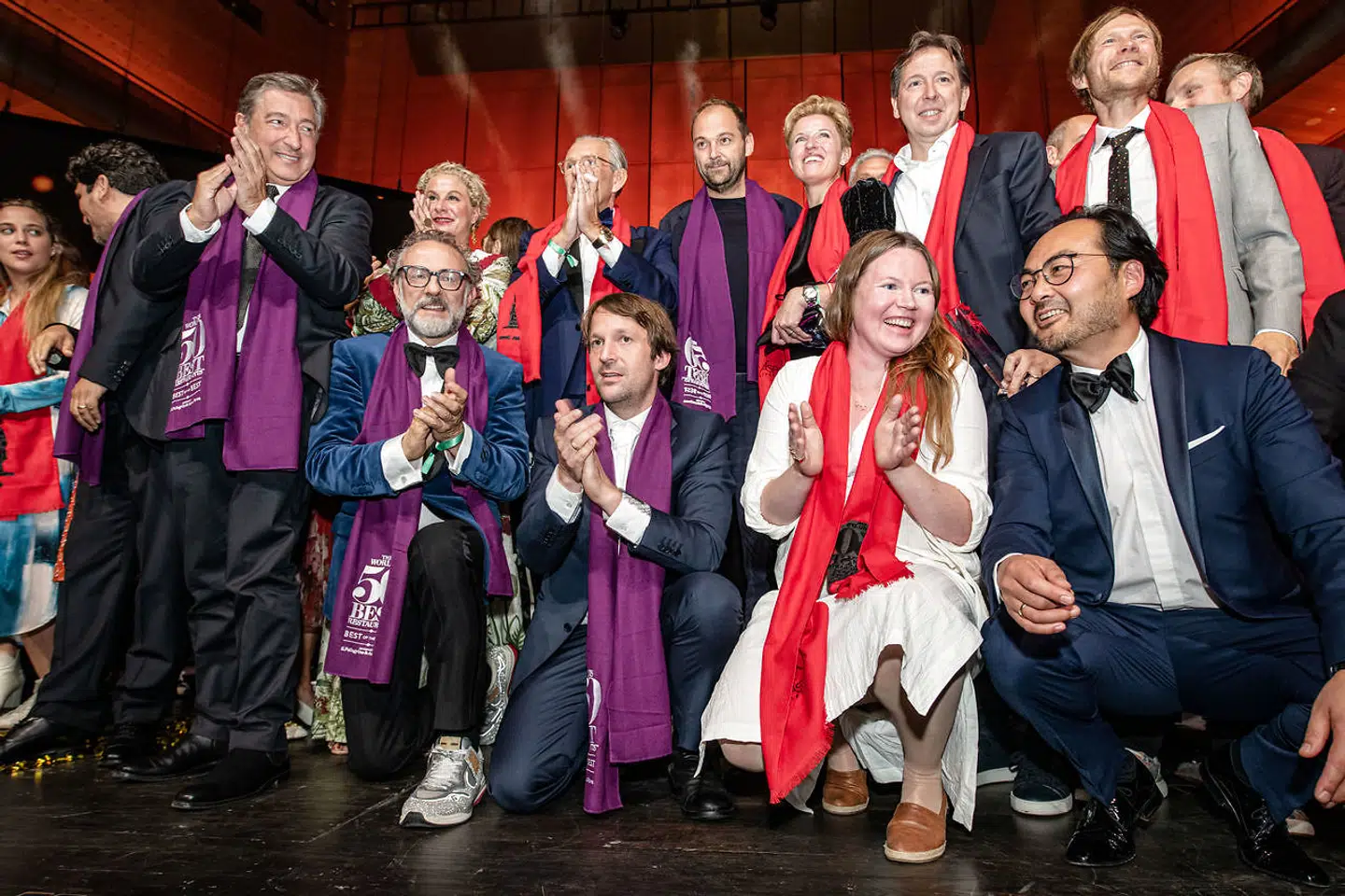 Her ses nogle af køkkencheferne fra verdens bedste restauranter ved tirsdagens kåring i Antwerpen. På knæ midt billedet René Redzepi fra Noma, mens Rasmus Kofoed fra Geranium står til højre i billedet i gråt jakkesæt. Med briller ved siden af Redzepi ses Massimo Bottura fra den tidligere nummer et, Osteria Francescana i Modena.